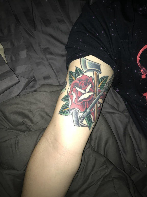 点击大图看下一张：玫瑰纹身图 男生手臂上斧头和玫瑰纹身图片