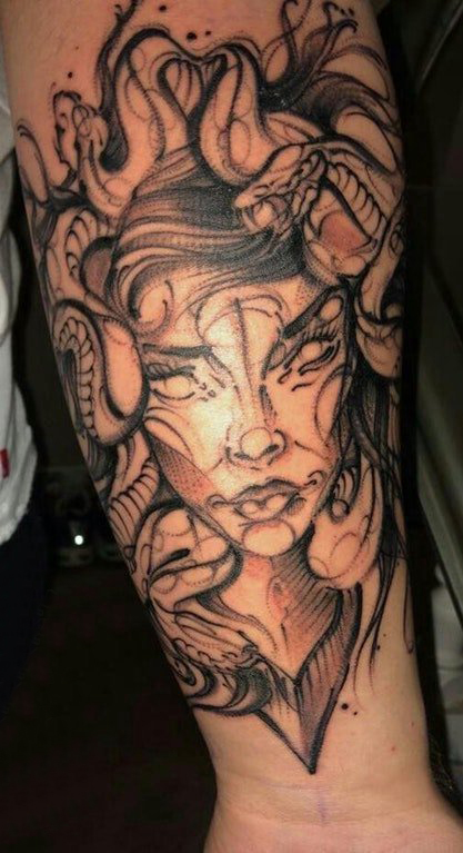 点击大图看下一张：美杜莎纹身图片  女生手臂上黑灰的美杜莎纹身图片