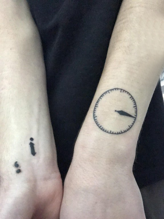 点击大图看下一张：时钟纹身 男生手腕上简洁的时钟纹身图片