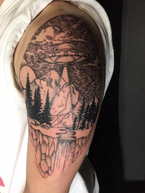 点击大图看下一张：双大臂纹身 男生大臂上飞碟和山水风景纹身图片