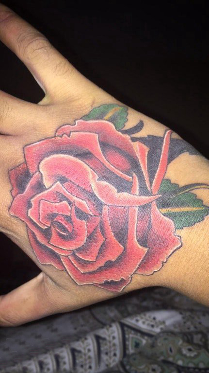 点击大图看下一张：纹身玫瑰花   女生手背上彩绘的玫瑰纹身图片