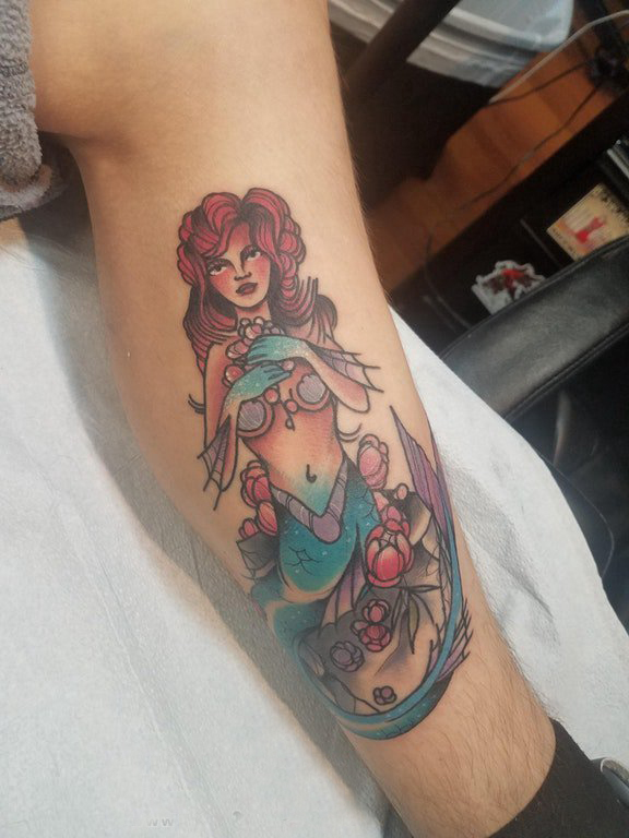 点击大图看下一张：纹身美人鱼  男生小腿上彩绘的美人鱼纹身图片