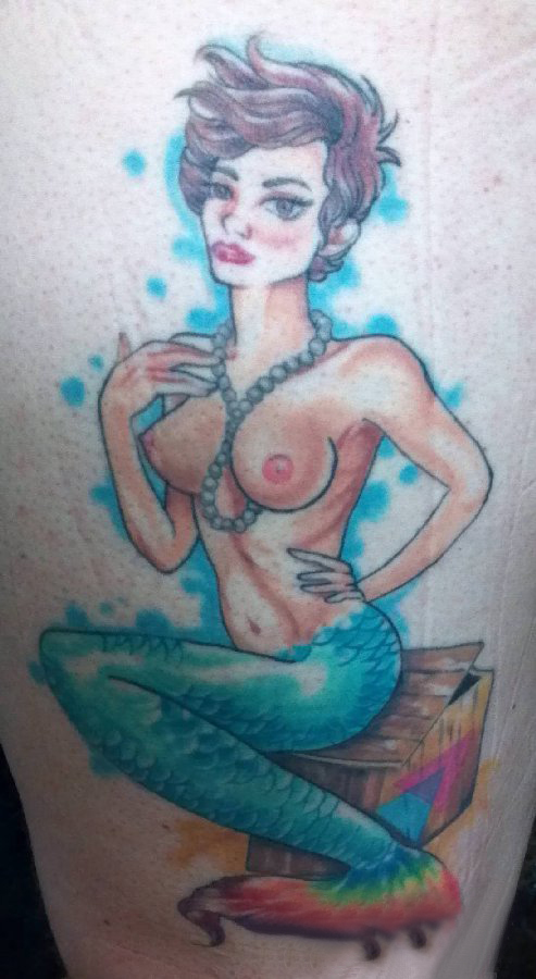 点击大图看下一张：纹身美人鱼  女生大腿上性感的美人鱼纹身图片