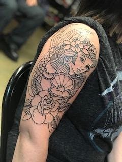 点击大图看下一张：纹身美人鱼  女生手臂上美人鱼和花朵纹身图片