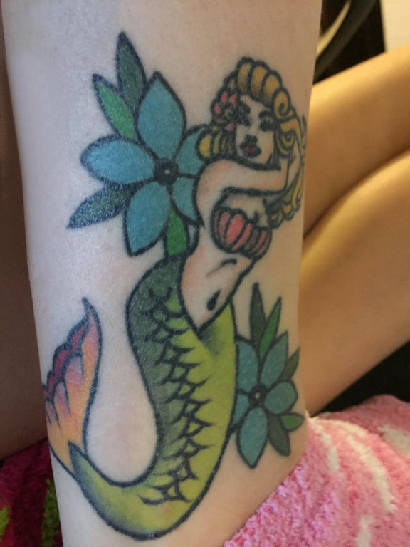 点击大图看下一张：纹身美人鱼 女生脚踝上美人鱼和花朵纹身图片