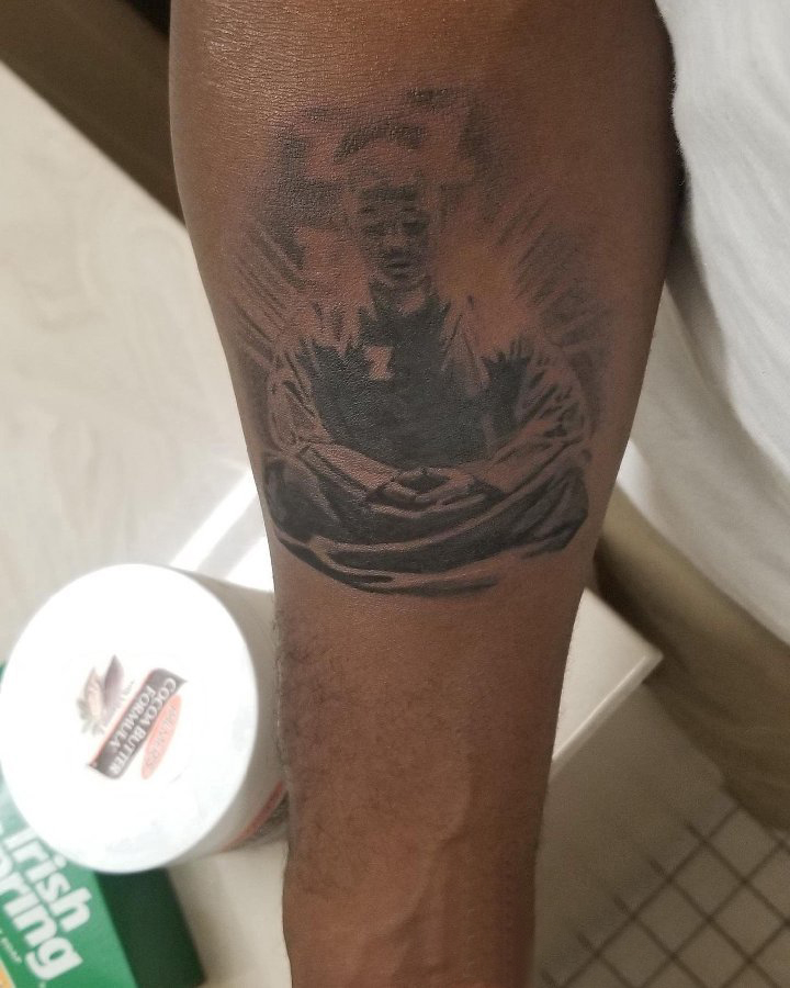 点击大图看下一张：纹身神话人物 男生手臂上黑灰的神话人物纹身图片