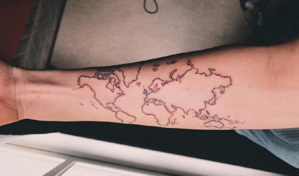 点击大图看下一张：纹身世界地图 女生手臂上极简的世界地图纹身图片