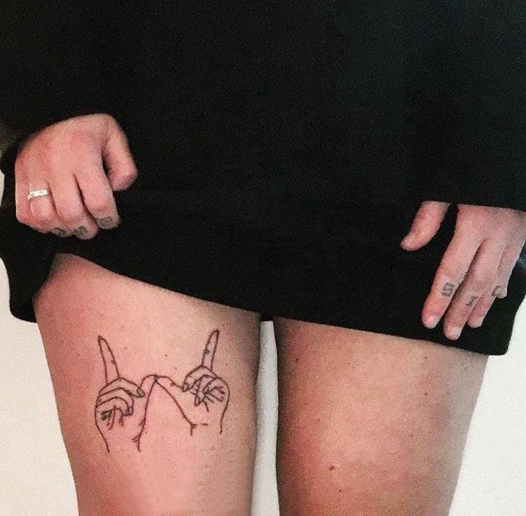 点击大图看下一张：纹身手指  女生大腿上极简的手指纹身图片
