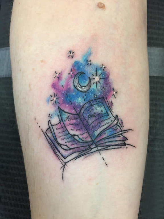点击大图看下一张：纹身书籍 女生手臂上月亮和书籍纹身图片