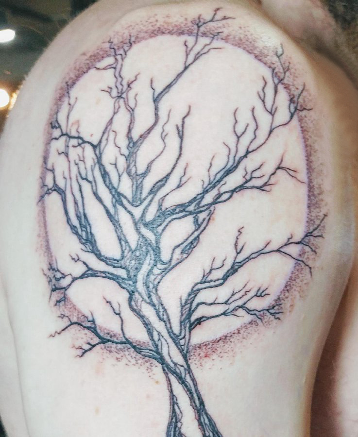 点击大图看下一张：纹身树和月亮纹身图案  男生大臂上纹身树和月亮纹身图片