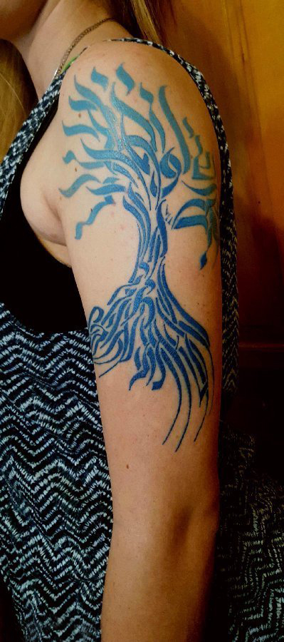 点击大图看下一张：纹身树枝 男生大臂上蓝色的树纹身图片