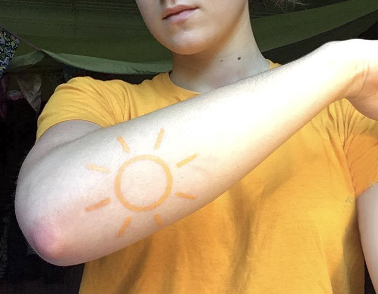 点击大图看下一张：纹身太阳图案  男生手臂上彩色的太阳纹身图片