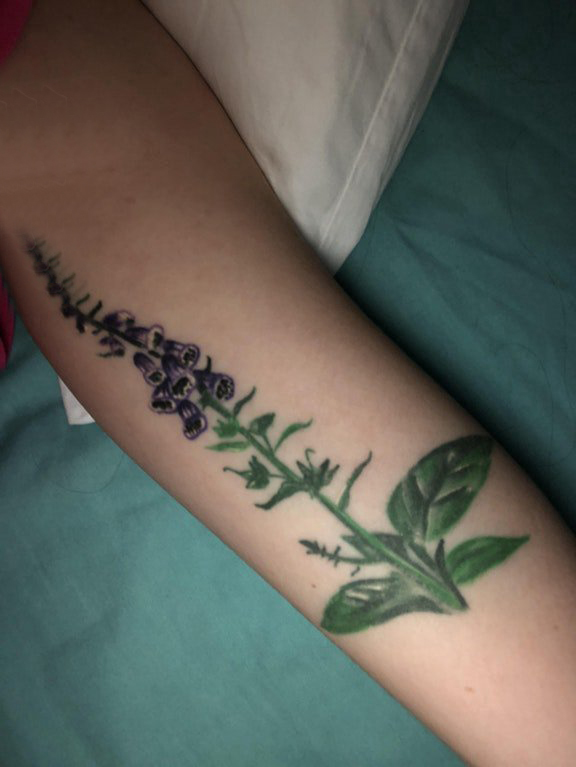 点击大图看下一张：纹身图案花朵  女生手臂上小清新的花朵纹纹身图片