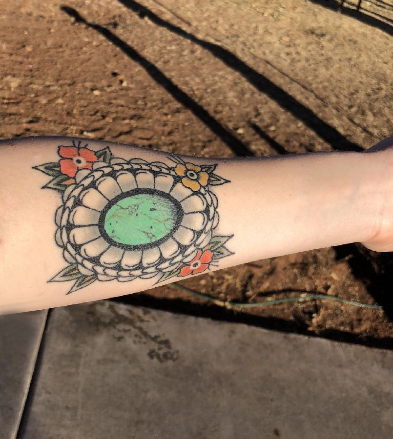 点击大图看下一张：纹身图案花朵  女生小臂上彩色的花朵纹身图片