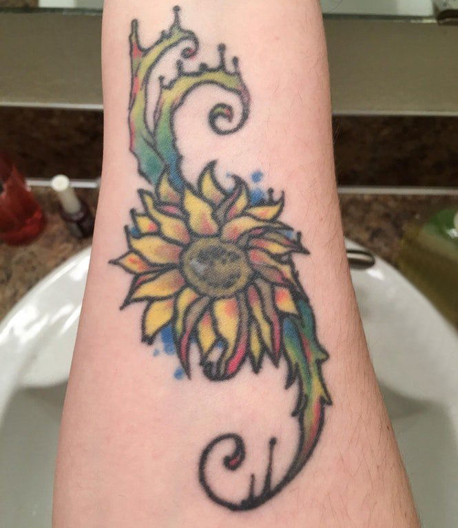 点击大图看下一张：纹身图案花朵 男生手臂上彩色的植物纹身图片