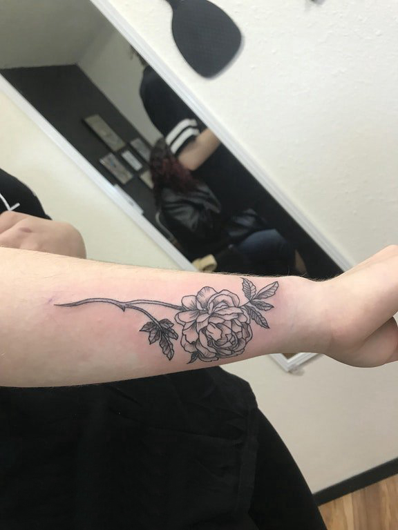 点击大图看下一张：纹身图案花朵 女生手臂上黑灰花朵纹身图片