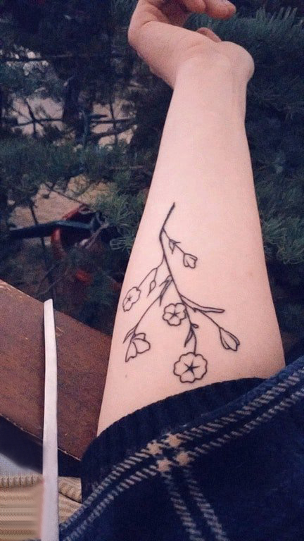 点击大图看下一张：纹身图案花朵 女生手臂上极简的花朵纹身图片