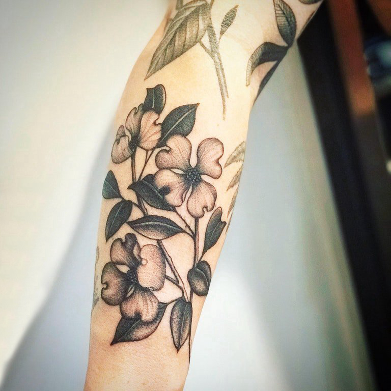 点击大图看下一张：纹身图花朵枝叶 女生手臂上黑灰的花朵枝叶纹身图片