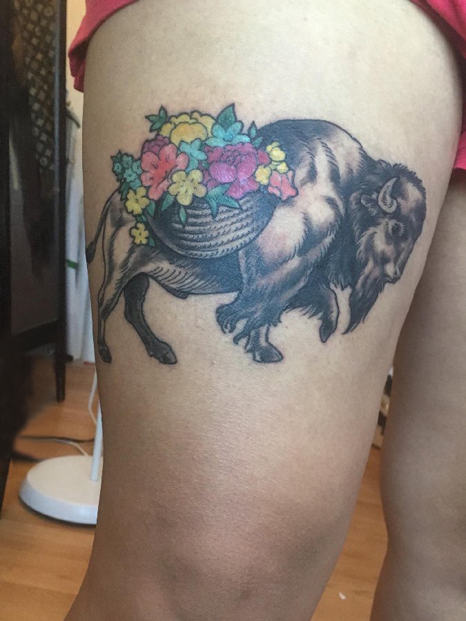 点击大图看下一张：百乐动物纹身  女生大腿上彩绘纹身牛和花朵纹身图片