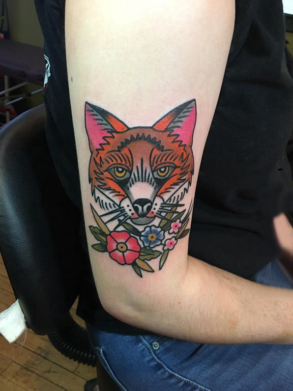 点击大图看下一张：彩色狐狸纹身 女生手臂上花朵和狐狸纹身图片