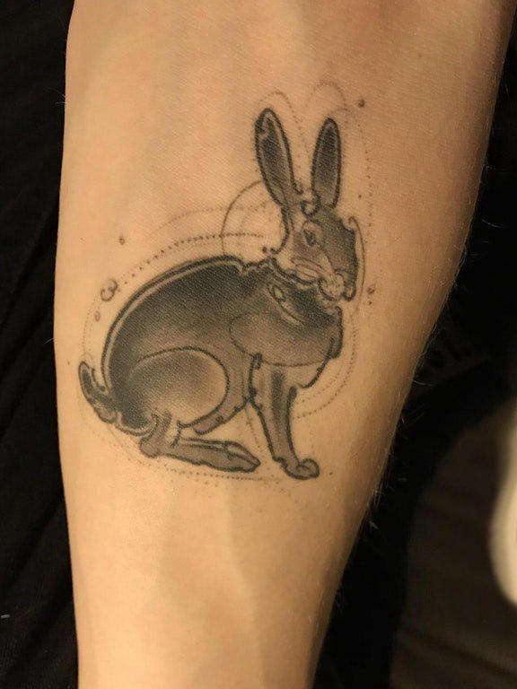 点击大图看下一张：垂耳兔子纹身 男生手臂上灰色的兔子纹身图片