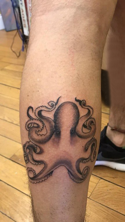 点击大图看下一张：黑色章鱼纹身 男生小腿上活泼的章鱼纹身图片