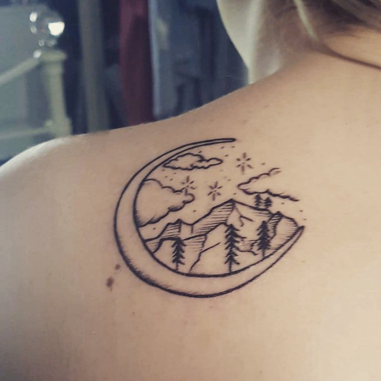 点击大图看下一张：极简线条纹身 女生后背上月亮和山脉纹身图片