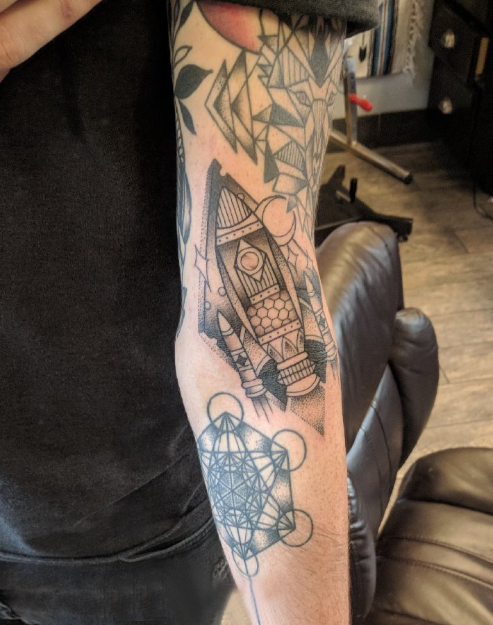 点击大图看下一张：几何元素纹身 男生手臂上黑色的火箭纹身图片