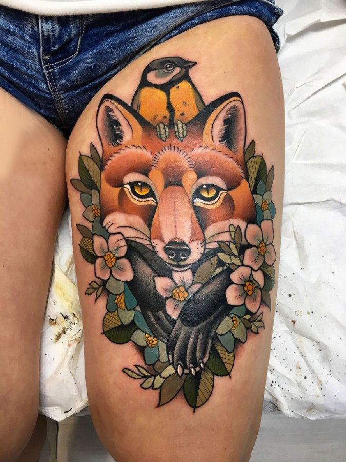 点击大图看下一张：九尾狐狸纹身图片  女生大腿上狐狸和花朵纹身图片
