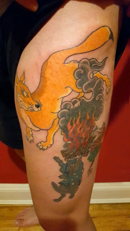 点击大图看下一张：九尾狐狸纹身图片  女生大腿上九尾狐狸和云朵纹身图片