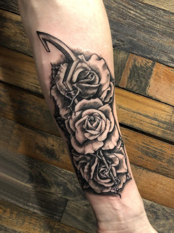 点击大图看下一张：玫瑰纹身图  女生手臂上黑灰的玫瑰纹身图片