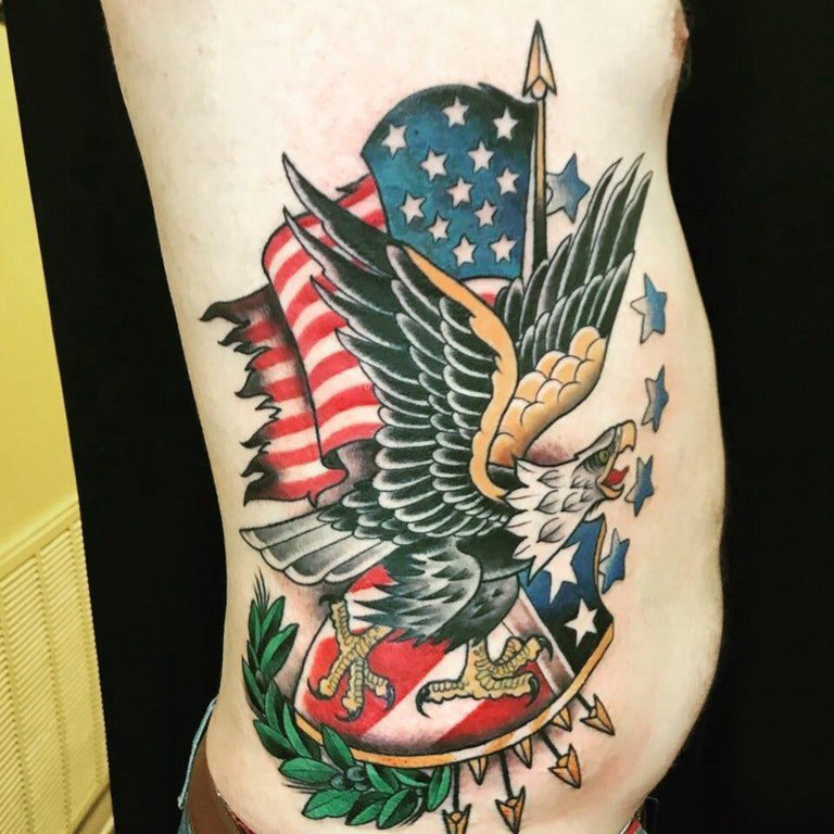 点击大图看下一张：美国国旗纹身  男生侧腰上老鹰和美国国旗纹身图片