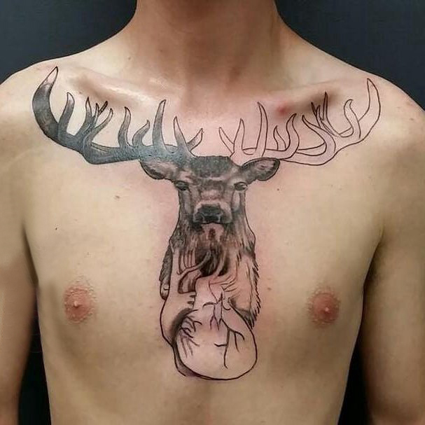 点击大图看下一张：麋鹿纹身图案男  男生胸上黑灰的麋鹿纹身图片