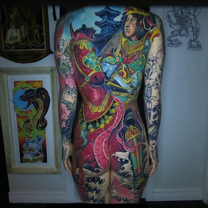 点击大图看下一张：女满背纹身 女生后背上马和人物纹身图片
