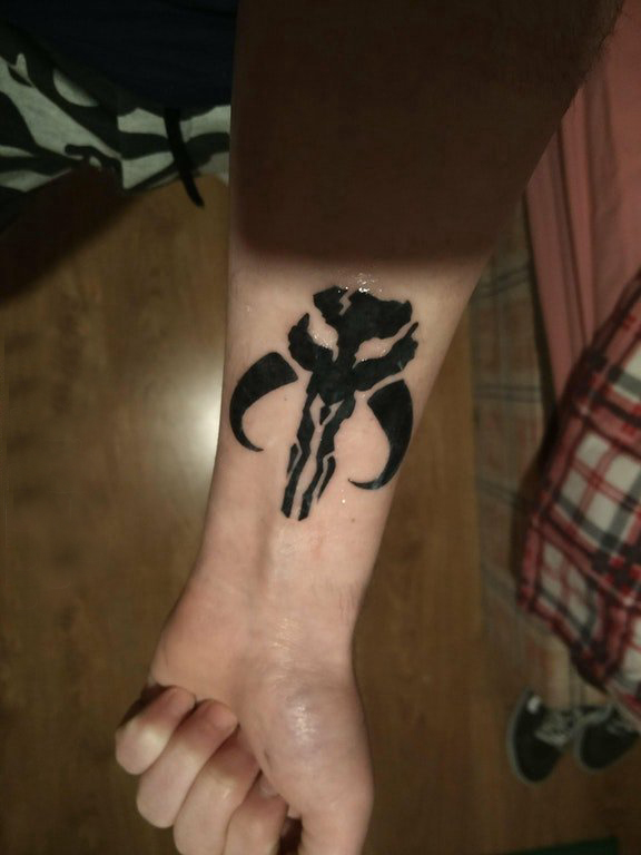 点击大图看下一张：女生纹身手腕  女生手腕上黑色的极简纹身图片