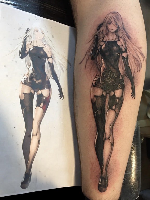 点击大图看下一张：欧美小腿纹身 男生小腿上黑色的动漫人物纹身图片