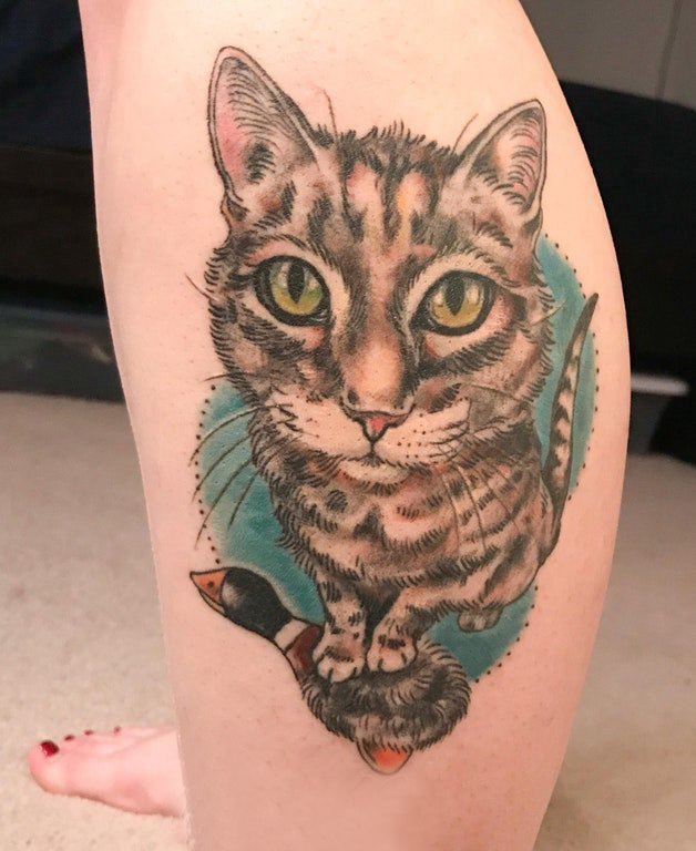 点击大图看下一张：欧美小腿纹身 女生小腿上彩色的猫咪纹身图片