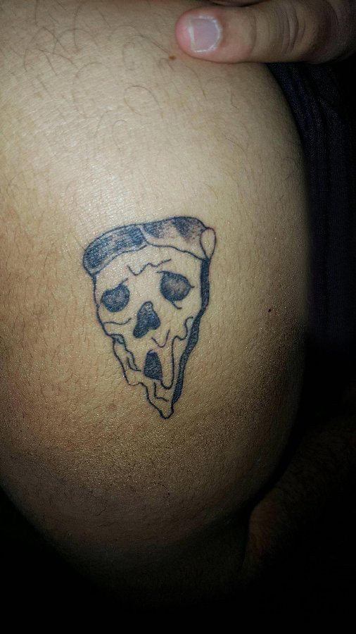 点击大图看下一张：食物纹身 男生肩部黑色的披萨纹身图片