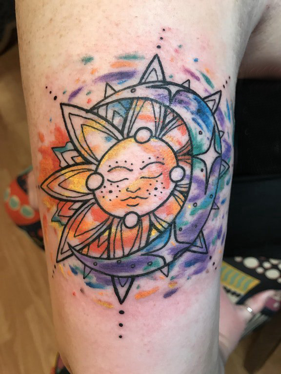 点击大图看下一张：太阳月亮纹身图案 女生大臂上太阳和月亮纹身图片