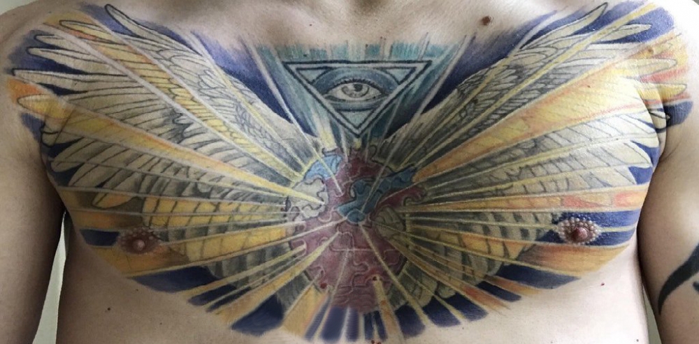 点击大图看下一张：天使翅膀纹身图案  男生胸上天使翅膀和几何纹身图片