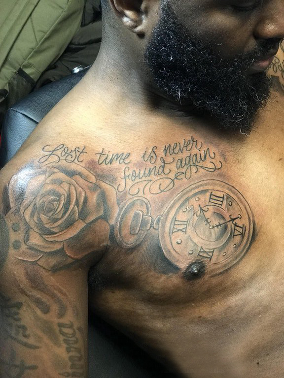 点击大图看下一张：纹身肩膀男  男生肩膀上玫瑰和钟表纹身图片