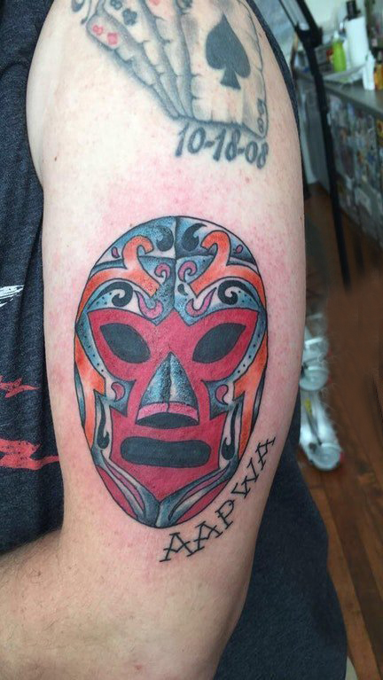 点击大图看下一张：纹身面具 男生手臂上英文和面具纹身图片