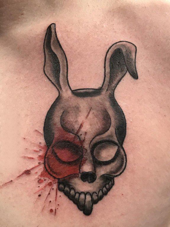 点击大图看下一张：纹身兔   男生胸上黑灰的兔子纹身图片