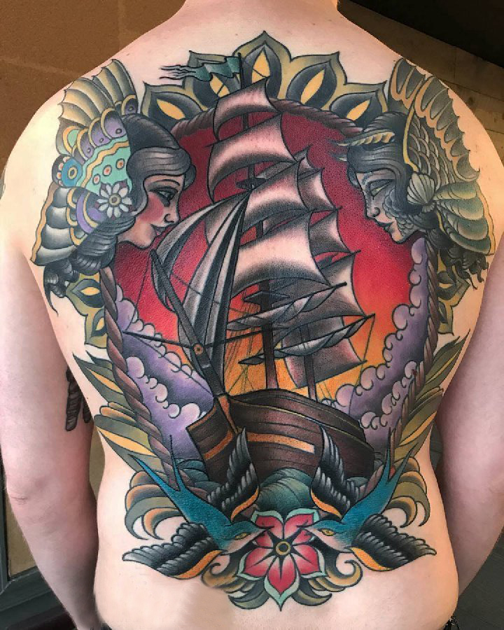 点击大图看下一张：纹身小帆船  男生背上帆船和人物纹身图片