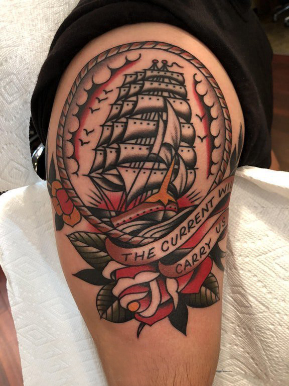 点击大图看下一张：纹身小帆船  男生大臂上彩绘的帆船纹身图片