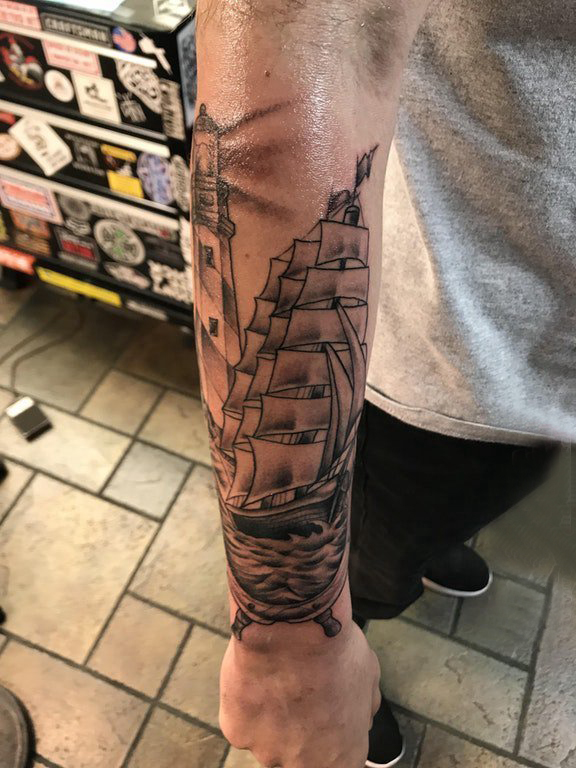 点击大图看下一张：纹身小帆船  男生小臂上黑灰的帆船纹身图片