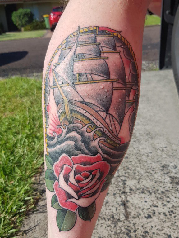 点击大图看下一张：纹身小帆船  男生小腿上帆船和花朵纹身图片