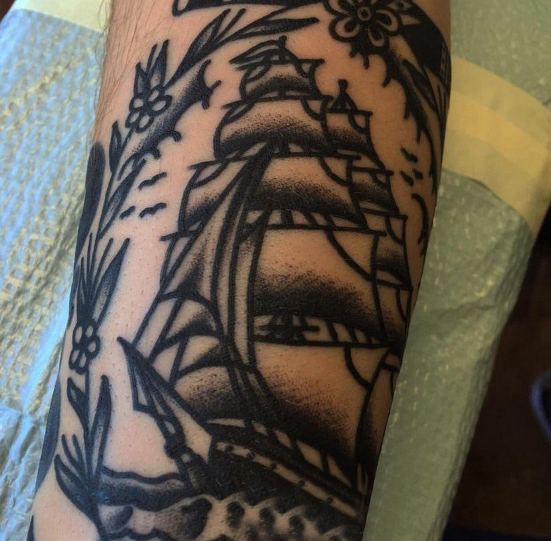 点击大图看下一张：纹身小帆船 男生手臂上点刺的小帆船纹身图片