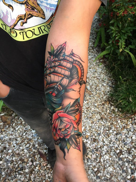 点击大图看下一张：纹身小帆船 女生小臂上彩色的帆船和花朵纹身图片