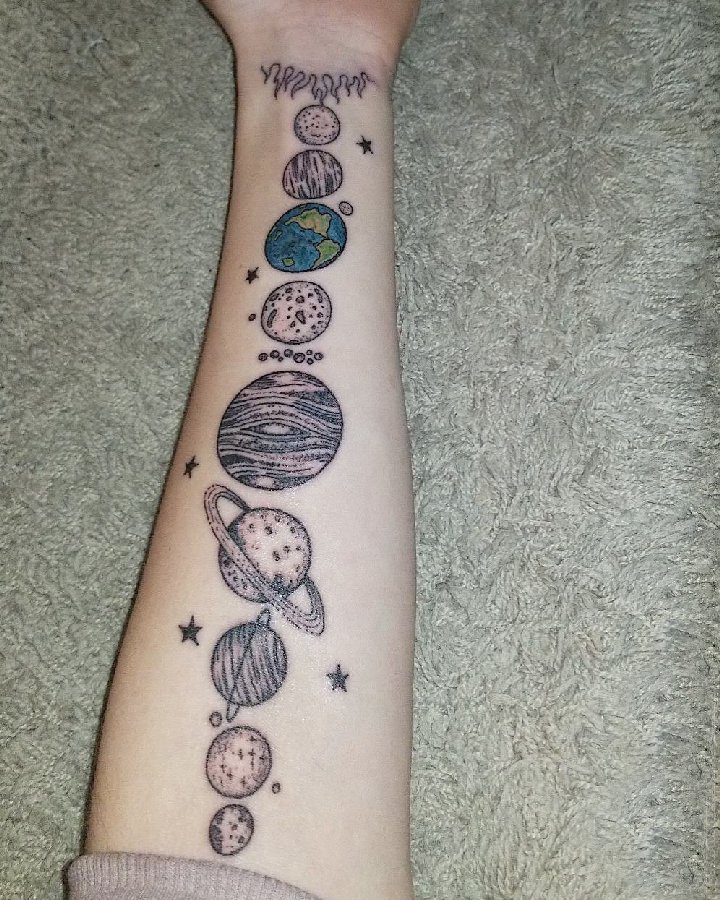 点击大图看下一张：纹身星球  女生小臂上彩绘的星球纹身图片